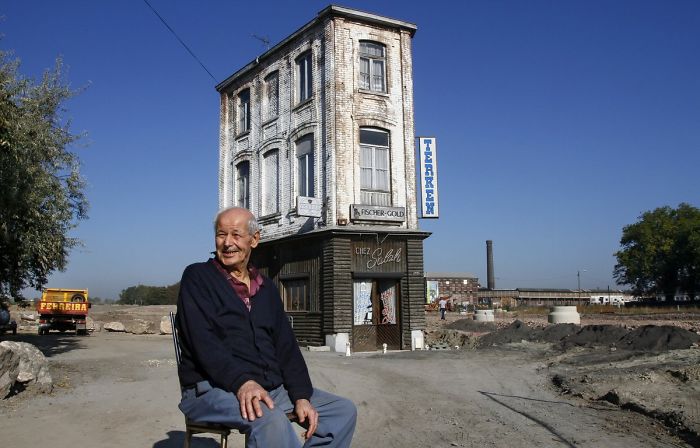  Embora tenha sido o único prédio no que costumava ser o antigo bairro de Roubaix, no norte da França, Salah Oudjani se recusa a vender a casa onde fica o café em que trabalhou nos últimos 46 anos