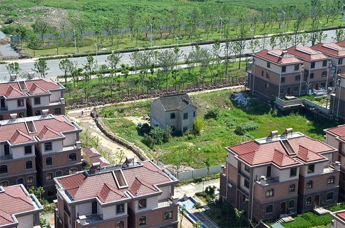  Um residente solitário se mantém no terreno onde foram construídas casas de luxo em Suzhou, província de Jiangsu, em julho de 2013