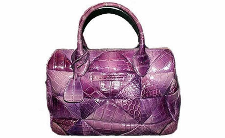  A Marc Jacobs é a dona da marca da bolsa Carolyn Crocodile, feita com pele de crocodilo roxo. Ela custa US$ 50 mil