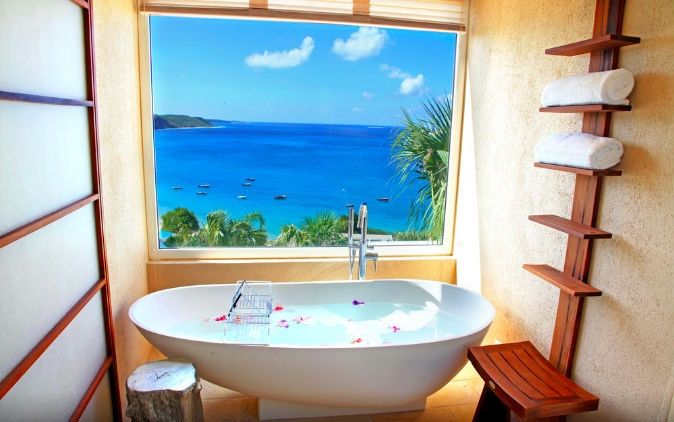 Nas redes sociais, tanta gente gosta de se imaginar tomando banho enquanto admira uma paisagem incrível pela janela que existe até uma hashtag que reúne os banheiros mais bonitos do mundo: #bathroomwithaview