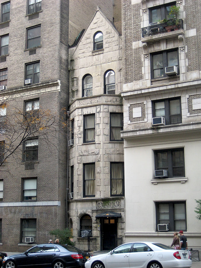 Essa casa gótica que está espremida entre grandes prédios de apartamentos