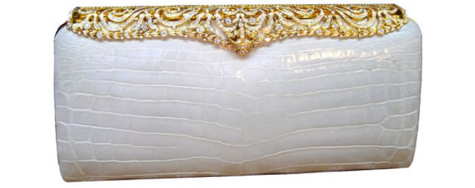 Lana Marks produz uma única Cleopatra Bag todo ano. Ela é feita de ouro, prata, couro de crocodilo e 1500 diamantes brnacos e pretos. 