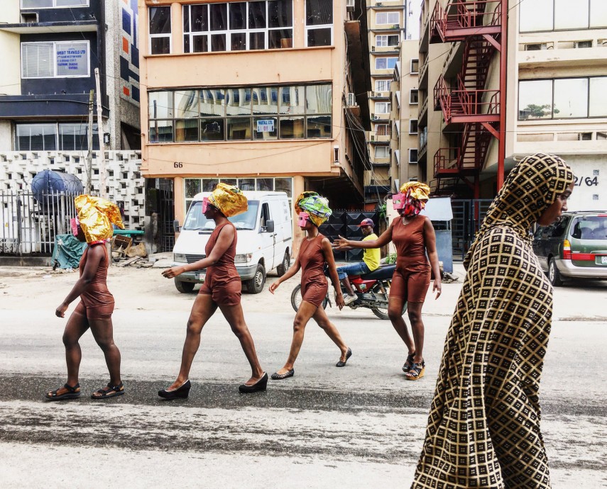O curador-geral disse que espera ter 1/3 de artistas brasileiros, 1/3 da América Latina e 1/3 do resto do mundo. Mas são os artistas que farão a curadoria e ainda não se sabe todos que virão. Na foto, performance de Wura-Natasha Ogunji.