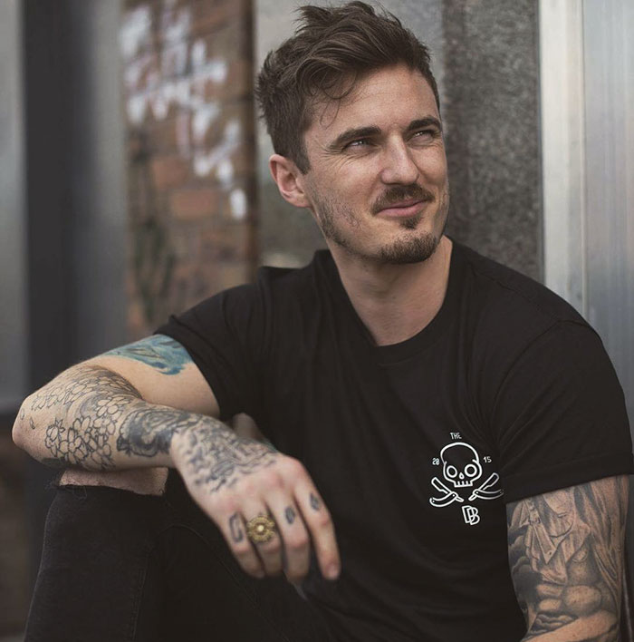 Ryan Kely tem uma iniciativa chamada Scars Behind Beauty, que ajuda pessoas a deixarem a automutilação no passado. 