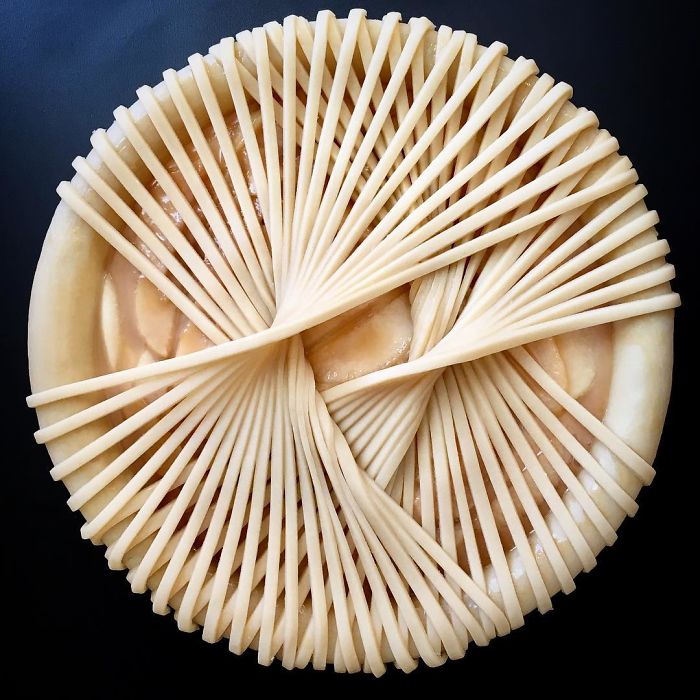 As sobremesas feitas por @lokokitchen são tão simétricas e artísticas que dá até dó de enfiar uma faca para pegar uma fatia e e estragar tudo. 