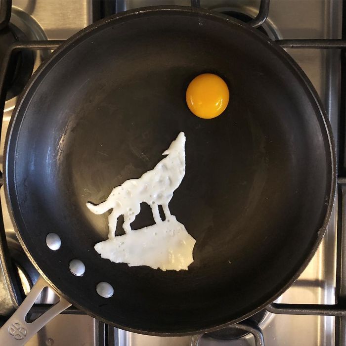 Michele Baldini é uma food artist mexicana e faz coisas incríveis com os ovos fritos que come todas as manhãs. Ela divide suas criações na conta @the_eggshibit no Instagram. 