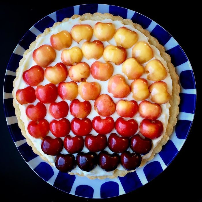 As sobremesas feitas por @lokokitchen são tão simétricas e artísticas que dá até dó de enfiar uma faca para pegar uma fatia e e estragar tudo. 
