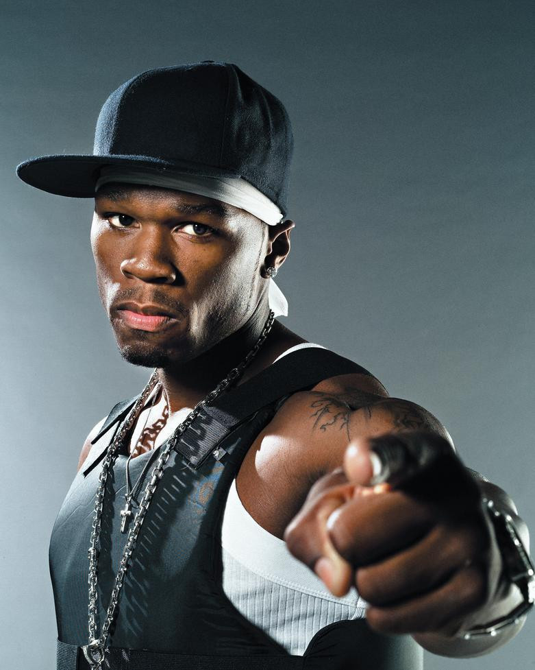 Depois de deixar o tráfico de drogas, o rapper levou nove tiros em um ataque em 2000. Ele até contou a história no cinema, no filme Fique Rico ou Morra Tentando
