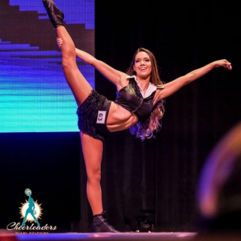 Bi-campeã de pole dance é única cheerleader brasileira da NFL