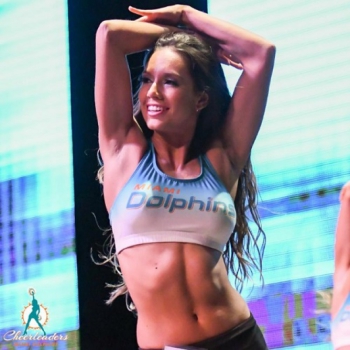 Bi-campeã de pole dance é única cheerleader brasileira da NFL