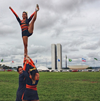 Bi-campeã de pole dance é única cheerleader brasileira da NFL