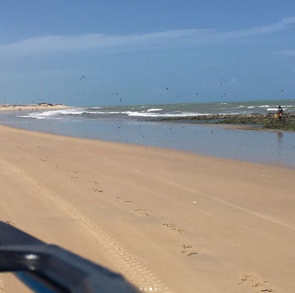 A apresentadora aproveitou o final de semana com o namorado, o advogado Túlio Gadelha, nas prais do Rio Grande do Norte