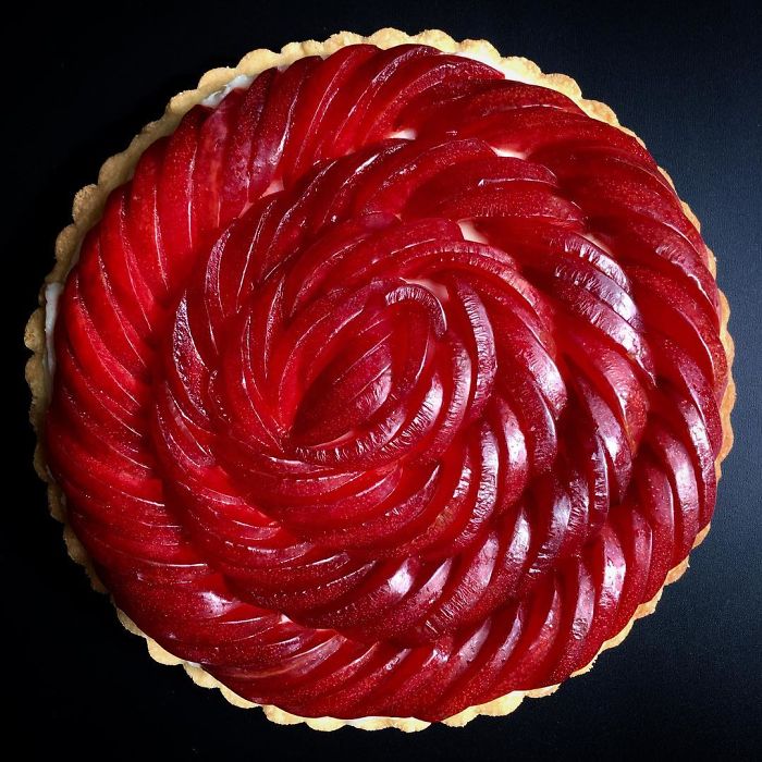 As sobremesas feitas por @lokokitchen são tão simétricas e artísticas que dá até dó de enfiar uma faca para pegar uma fatia e e estragar tudo. 