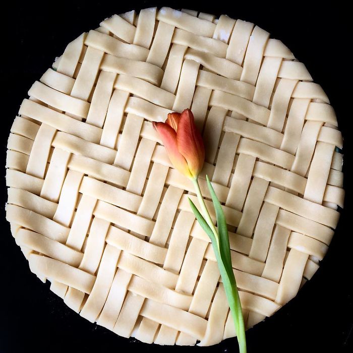 As sobremesas feitas por @lokokitchen são tão simétricas e artísticas que dá até dó de enfiar uma faca para pegar uma fatia e e estragar tudo. 