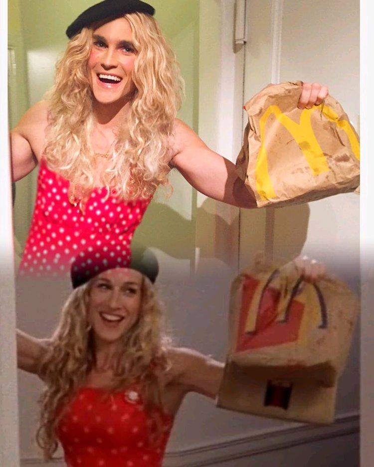 Dan Clay dá vida a drag queen Carrie Dragshaw, uma homenagem para a personagem Carrie Bradshaw, de Sex and the City