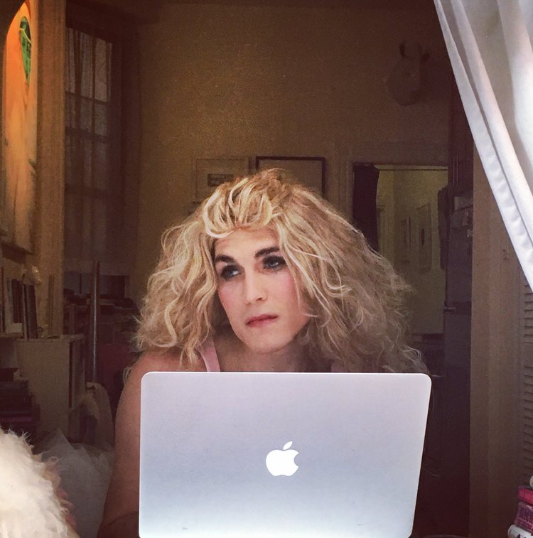 Dan Clay dá vida a drag queen Carrie Dragshaw, uma homenagem para a personagem Carrie Bradshaw, de Sex and the City