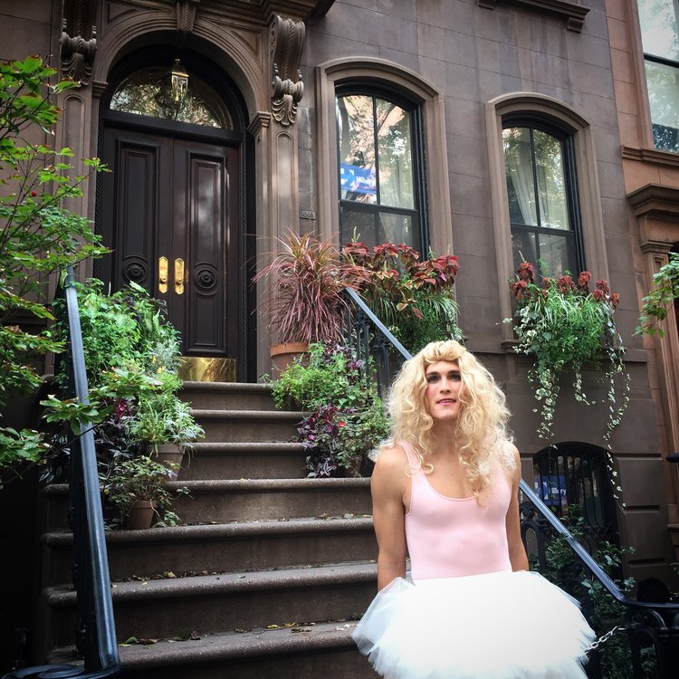 Dan Clay dá vida a drag queen Carrie Dragshaw, uma homenagem para a personagem Carrie Bradshaw, de Sex and the City