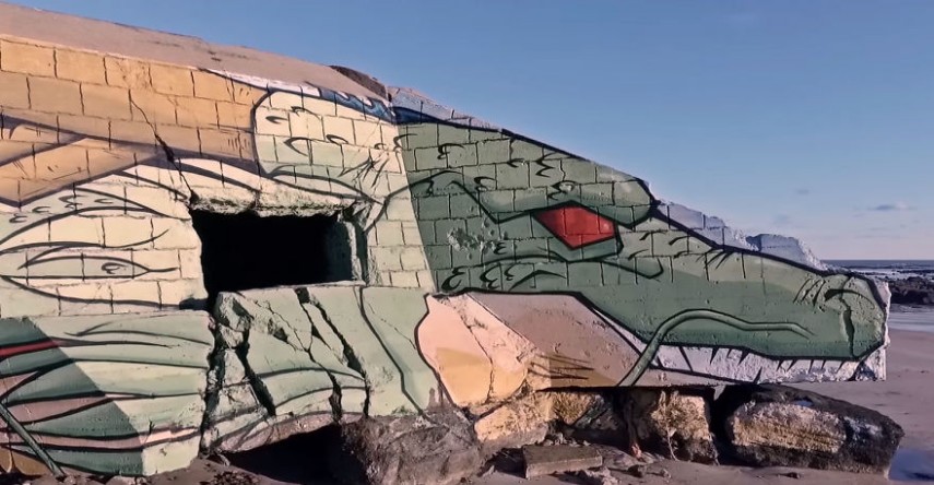 O duo de artistas de rua Blesea e Baby K traz personagens de desenhos animados para vida real. A nova empreitada dos dois aconteceu em uma casa abandonada na praia de Réville, na França.
