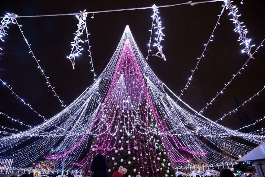 São 70 mil lâmpadas que adornam uma árvore de 27 metros de altura