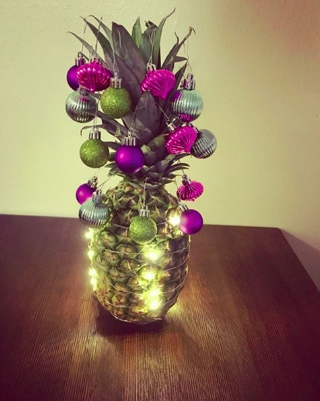 No Instagram, uma ideia barata e descolada vem ganhando destaque através da hashtag #pinneaplechristmastree , ou seja, muitos usuários da rede social estão decorando abacaxis como alternativa à árvore de Natal. Vale tudo na hora de montar: colocar bolinhas coloridas, enrolar pisca-pisca e até colocar óculos escuros na fruta para criar um clima mais praiano.
