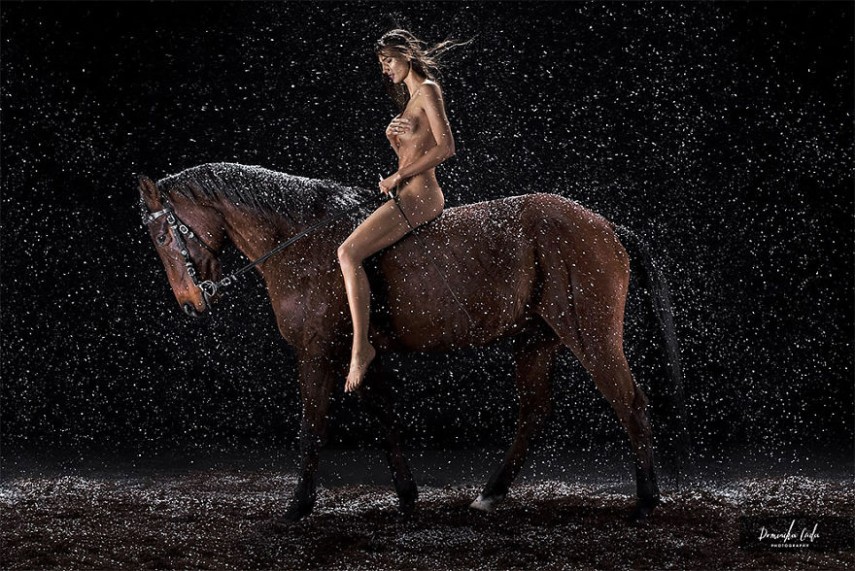 Dominika Cuda tirou a roupa de atletas de cross-fit, bailarinas, boxeadores, jóqueis e vários outros para fotos de um calendário beneficente