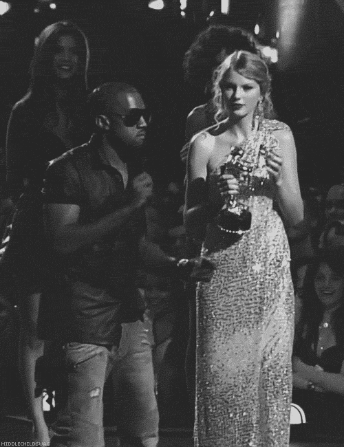 E se a briga de Kanye West e Taylor Swift fosse totalmente fabricada e uma forma de manter pessoas interessadas em celebridades em vez de pensar em coisas mais sérias? De acordo com o Vigilant Citizen, a briga no palco do VMA de 2009 foi, na verdade, um ritual para receber Taylor no 