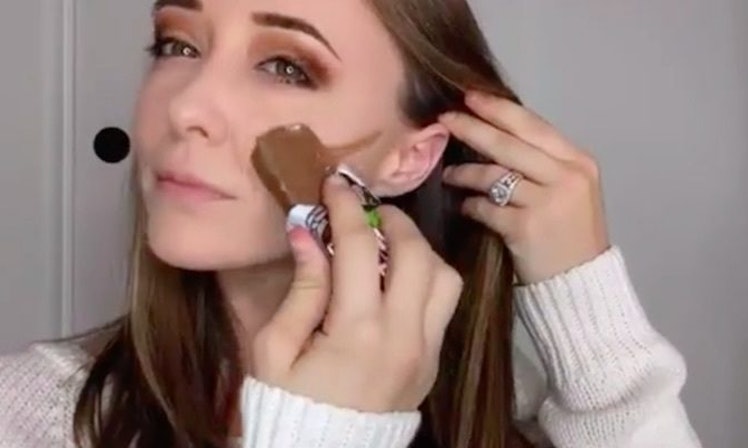 Blogueira usa chocolate para fazer contorno