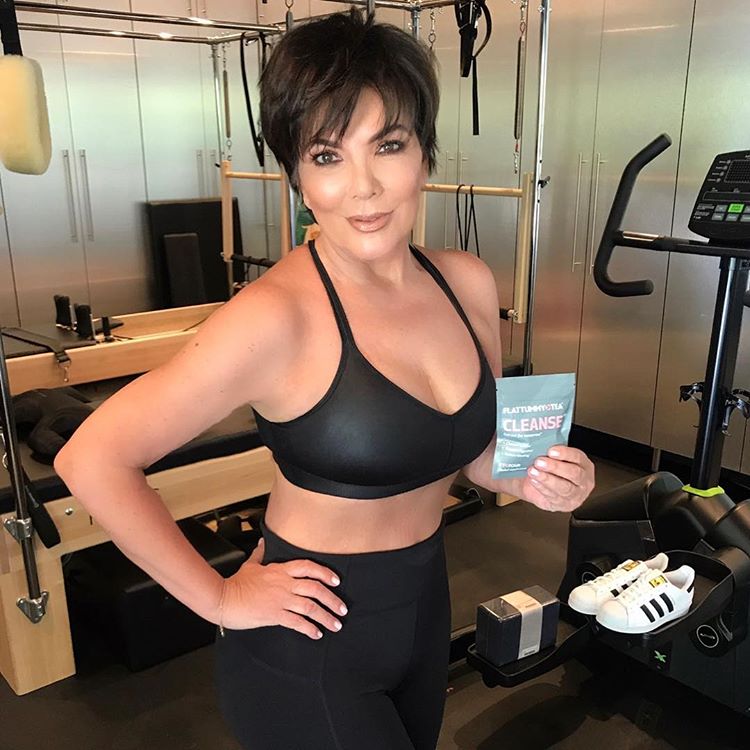 A mãe do clã Kardashian-Jenner está em ótima forma aos 61 anos de idade, no entanto, alguns seguidores da empresária a acusaram de ter afinado o braço nessa imagem. Conseguiu perceber as ondinhas?