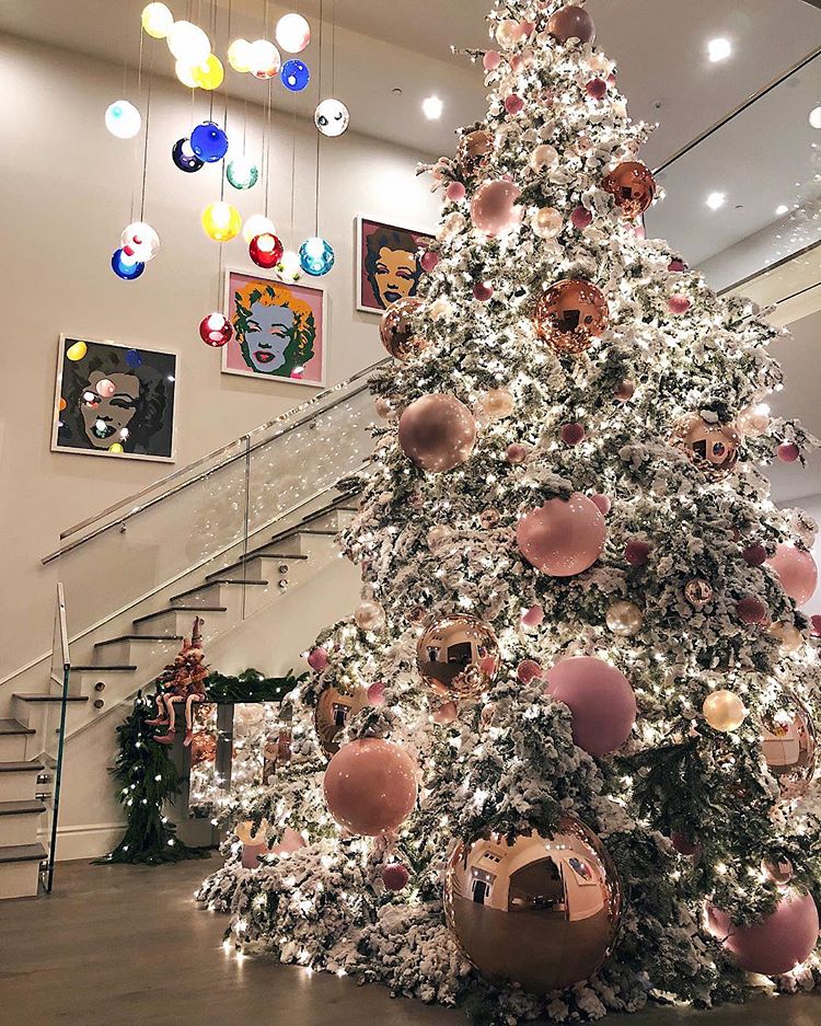 Junto ao Papai Noel e ao presépio, a árvore enfeitada com estrelas, bolinhas e pisca-pisca é um dos maiores símbolos do Natal, data em que cristãos de várias partes do mundo comemoram o nascimento de Jesus Cristo.  Muita gente já está com a sala de casa toda decorada aguardando a ceia do dia 25 de dezembro, inclusive as celebridades.
