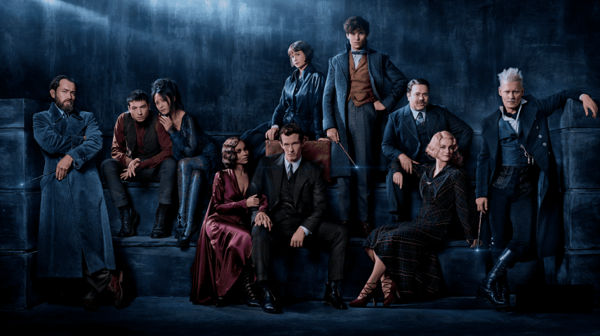 O universo Harry Potter está representado na lista dos filmes mais aguardados do ano. No final do primeiro filme (Animais Fantásticos e Onde Habitam), o poderoso Bruxo das Trevas Gerardo Grindelwald (Johnny Depp) foi capturado pela MACUSA (Congresso Mágico dos Estados Unidos da América) com a ajuda de Newt Scamander (Eddie Redmayne). Mas, cumprindo sua ameaça, Grindelwald escapou e começou a reunir seguidores, que em sua maioria desconhecem seu verdadeiro propósito: elevar os bruxos de sangue puro para dominar todos os seres não-mágicos. Em um esforço para frustrar os planos de Grindelwald, AlvoDumbledore (Jude Law) procura seu antigo aluno, Newt Scamander, que concorda em ajudar, sem saber dos perigos que o aguardam. Linhas são traçadas quando amor e lealdade são testados, mesmo entre os amigos e familiares mais verdadeiros, em um mundo bruxo cada vez mais dividido. 'Animais Fantásticos: Os Crimes de Grindelwald' teve 20% dos votos e a estreia será no dia 16 de novembro de 2018.