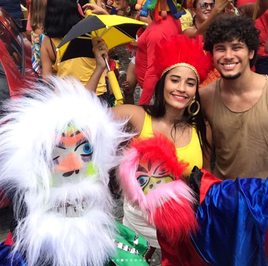 Túlio Gadêlha é um folião e levou a namorada, a apresentadora Fátima Bernardes, para curtir o Carnaval de Olinda, em Pernambuco. A apresentadora, que está de férias, até se fantasiou para aproveitar a folia nas ruas.