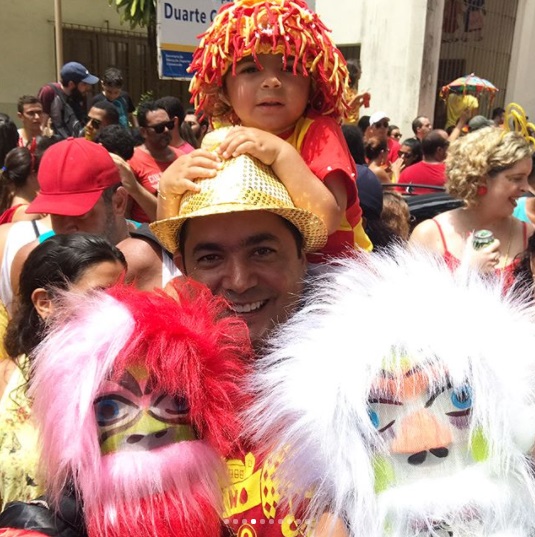 Túlio Gadêlha é um folião e levou a namorada, a apresentadora Fátima Bernardes, para curtir o Carnaval de Olinda, em Pernambuco. A apresentadora, que está de férias, até se fantasiou para aproveitar a folia nas ruas.