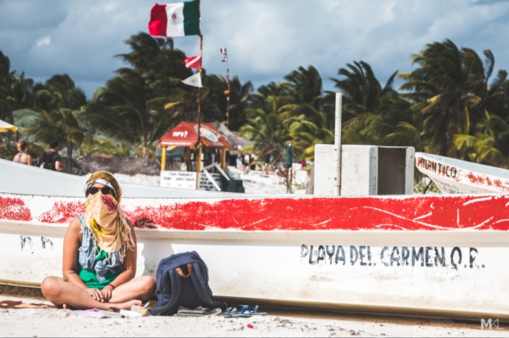 Com o nome de Mama Does Not Like The Camera (Mama Não Gosta da Câmera), em 2016, Mikael Theimer começou a fotografar a jovem, que sempre cobria o rosto ou fugia de seus cliques. O que era uma brincadeira, virou uma série de fotos incríveis e lindas de morrer.