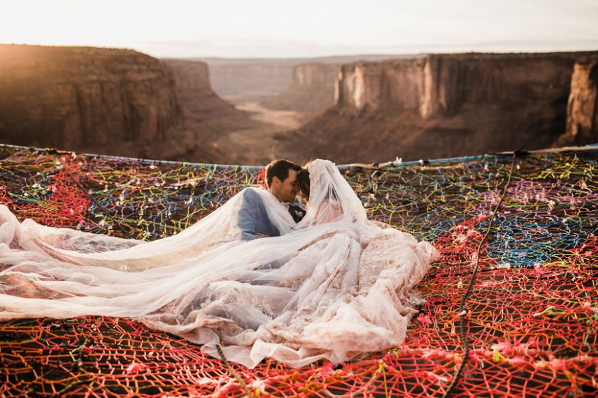 Ryan Jenks e Kimberly Weglin se casaram acima do deserto perto de Moab, Utah, onde ambos se apaixonaram e depois ficaram noivos. Os dois disseram 