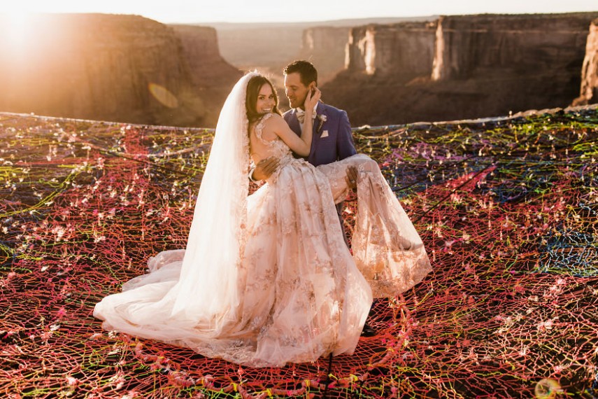 Ryan Jenks e Kimberly Weglin se casaram acima do deserto perto de Moab, Utah, onde ambos se apaixonaram e depois ficaram noivos. Os dois disseram 