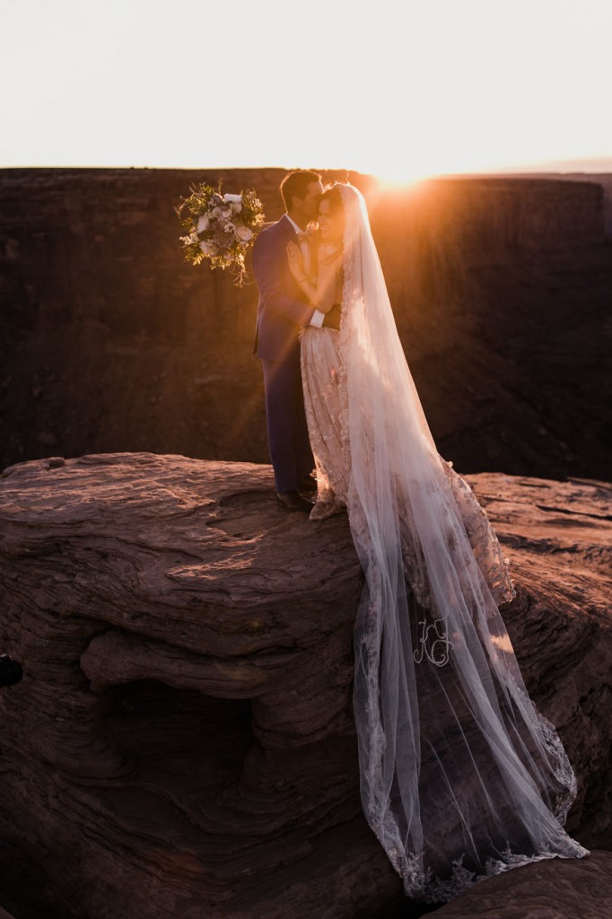 Ryan Jenks e Kimberly Weglin se casaram acima do deserto perto de Moab, Utah, onde ambos se apaixonaram e depois ficaram noivos. Os dois disseram 