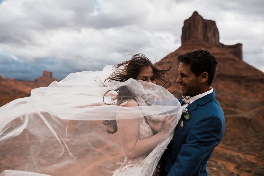 Ryan Jenks e Kimberly Weglin se casaram acima do deserto perto de Moab, Utah, onde ambos se apaixonaram e depois ficaram noivos. Os dois disseram 