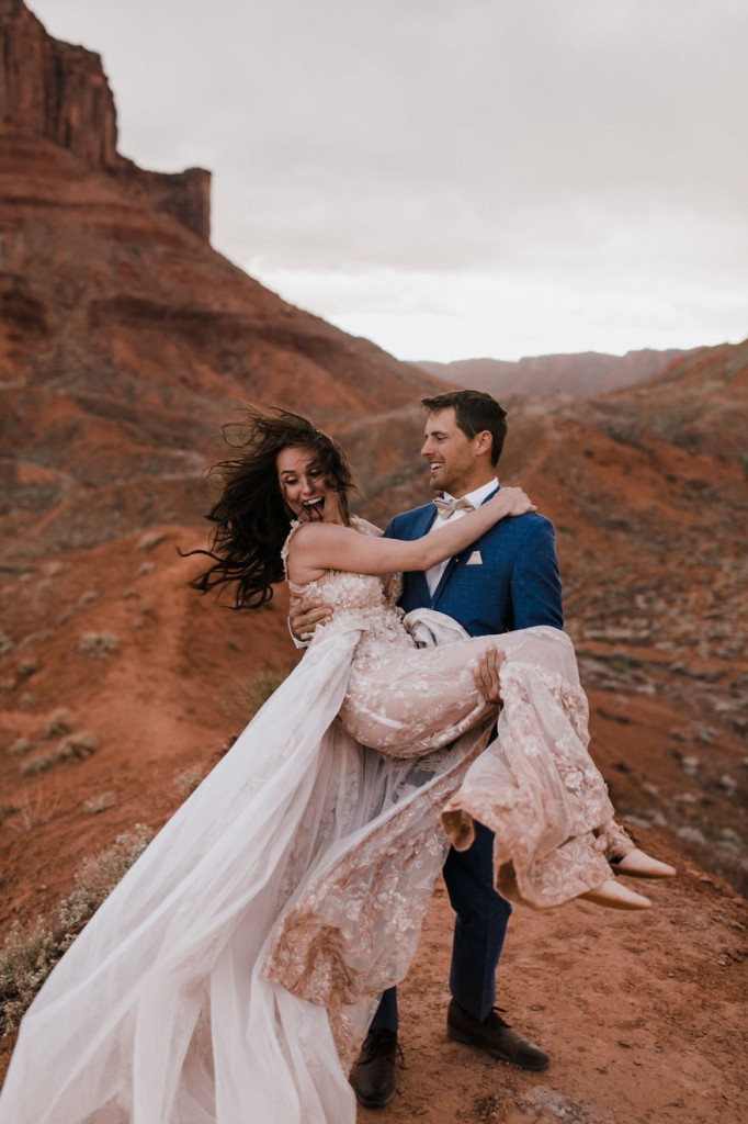 Ryan Jenks e Kimberly Weglin se casaram acima do deserto perto de Moab, Utah, onde ambos se apaixonaram e depois ficaram noivos. Os dois disseram 