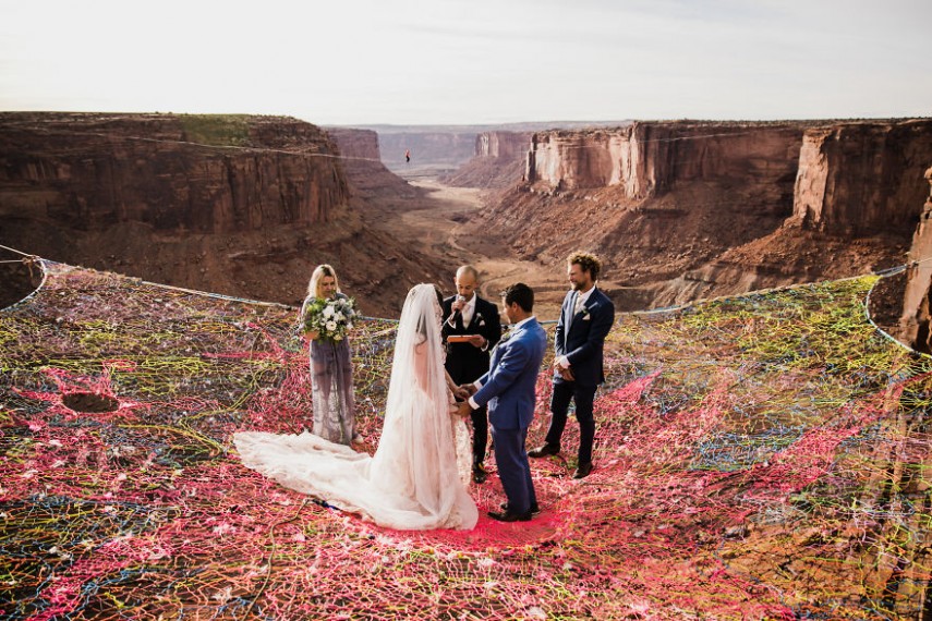 Ryan Jenks e Kimberly Weglin se casaram acima do deserto perto de Moab, Utah, onde ambos se apaixonaram e depois ficaram noivos. Os dois disseram 