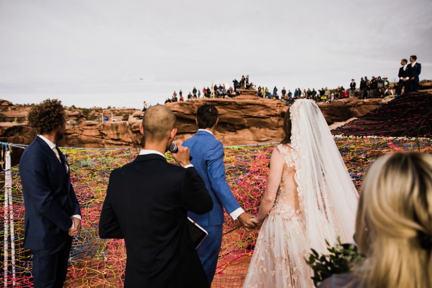 Ryan Jenks e Kimberly Weglin se casaram acima do deserto perto de Moab, Utah, onde ambos se apaixonaram e depois ficaram noivos. Os dois disseram 