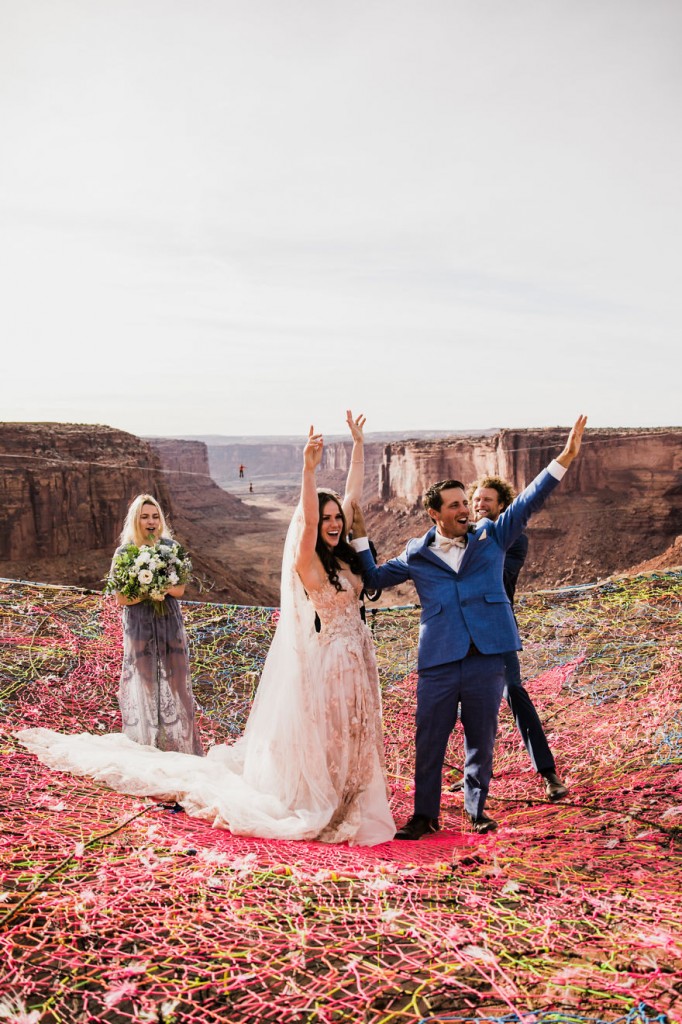 Ryan Jenks e Kimberly Weglin se casaram acima do deserto perto de Moab, Utah, onde ambos se apaixonaram e depois ficaram noivos. Os dois disseram 