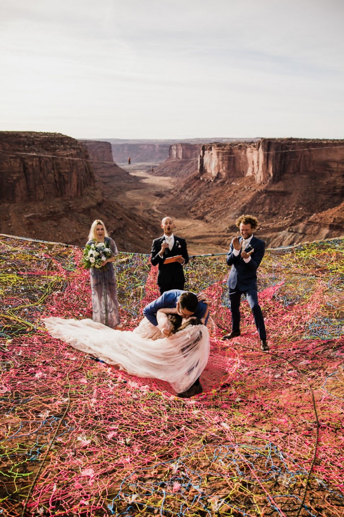 Ryan Jenks e Kimberly Weglin se casaram acima do deserto perto de Moab, Utah, onde ambos se apaixonaram e depois ficaram noivos. Os dois disseram 