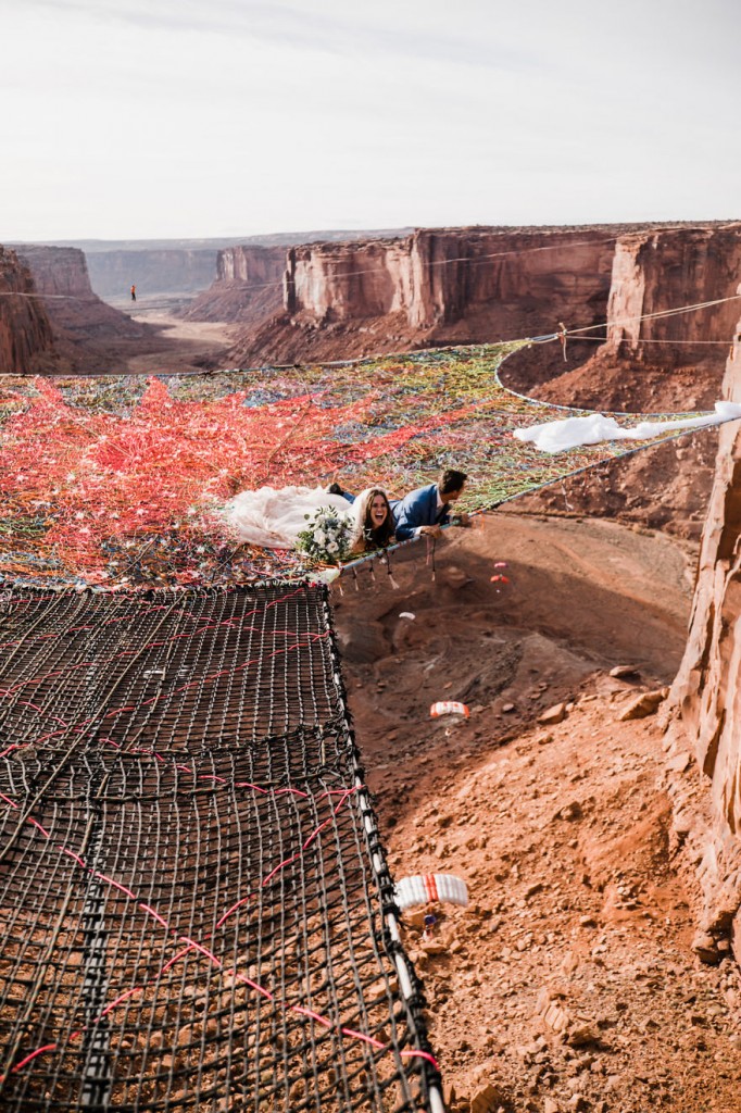 Ryan Jenks e Kimberly Weglin se casaram acima do deserto perto de Moab, Utah, onde ambos se apaixonaram e depois ficaram noivos. Os dois disseram 