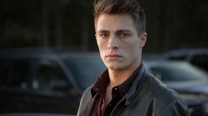 O ator de Teen Wolf e Arrow chega aos 30 em 13 de julho.