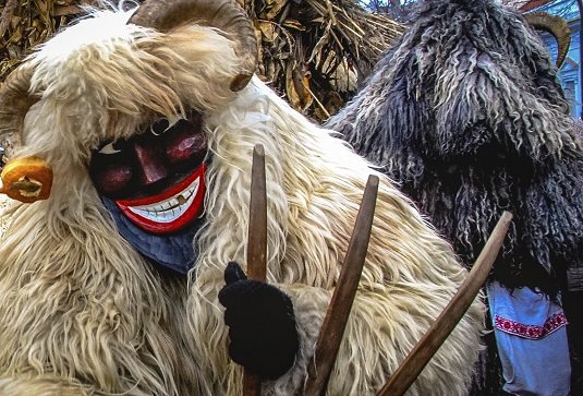 Para espantar o inverno, uma celebração envolve homens vestidos como demônio, chamados Busós, juntos nas ruas em uma caça ao frio. A celebração acontece em março