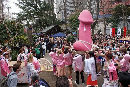 Imagine uma festa religiosa que tem um pênis e outros objetos fálicos como símbolo? Sim, ele acontece em abril no Japão. Participantes caminham pelas ruas carregando estátuas fálicas gigantes