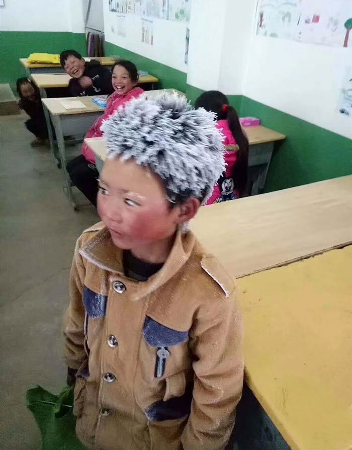 Um garoto chinês de oito anos andou aproximadamente 4,8 km para chegar a sua escola, a Zhuanshanbao Primary School , na província de Yunnan. Além de ser um longo caminho para percorrer, ele fez tudo isso em um frio de -9°C. Ele não queria perder a prova que teria naquele dia.