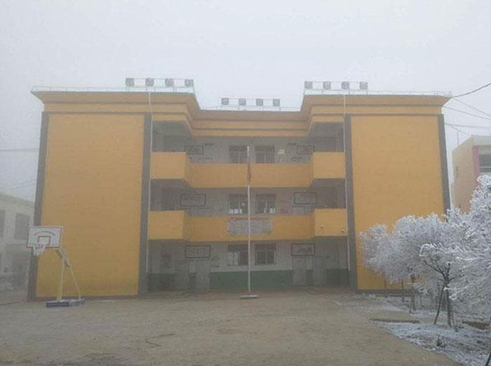 Um garoto chinês de oito anos andou aproximadamente 4,8 km para chegar a sua escola, a Zhuanshanbao Primary School , na província de Yunnan. Além de ser um longo caminho para percorrer, ele fez tudo isso em um frio de -9°C. Ele não queria perder a prova que teria naquele dia.