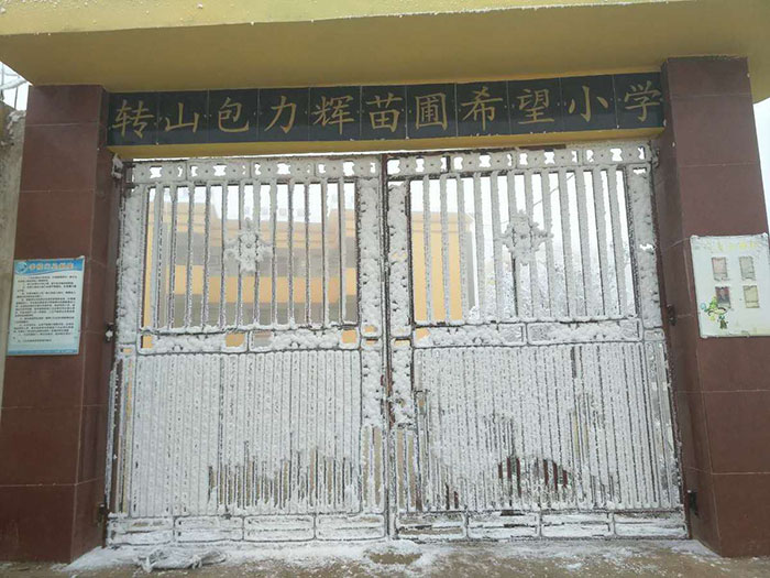 Um garoto chinês de oito anos andou aproximadamente 4,8 km para chegar a sua escola, a Zhuanshanbao Primary School , na província de Yunnan. Além de ser um longo caminho para percorrer, ele fez tudo isso em um frio de -9°C. Ele não queria perder a prova que teria naquele dia.