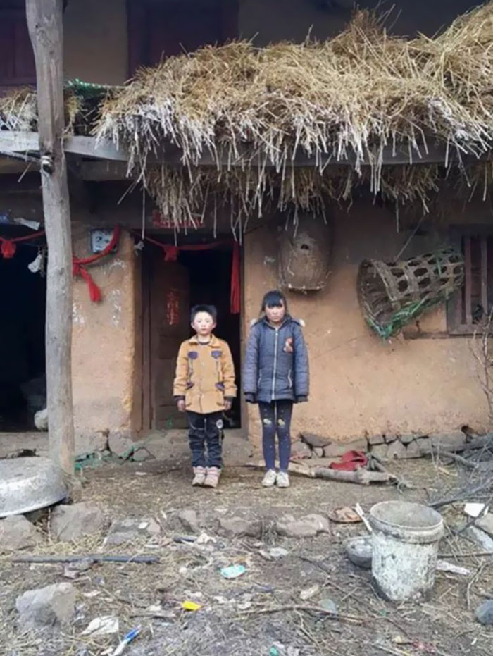 Um garoto chinês de oito anos andou aproximadamente 4,8 km para chegar a sua escola, a Zhuanshanbao Primary School , na província de Yunnan. Além de ser um longo caminho para percorrer, ele fez tudo isso em um frio de -9°C. Ele não queria perder a prova que teria naquele dia.